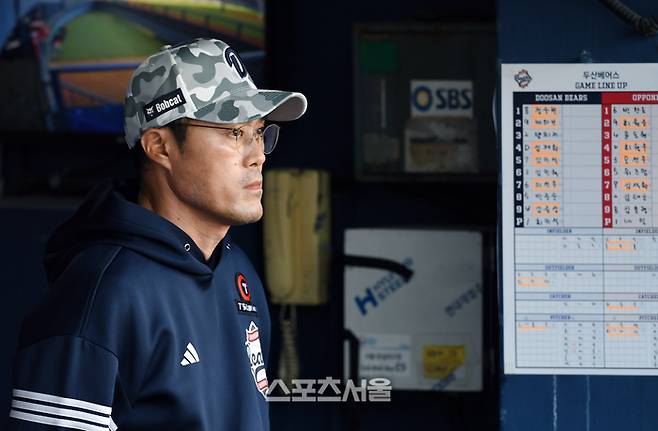 두산 조성환 감독대행이 서울 잠실구장에서 열린 2025 KBO리그 KIA와 경기에서 선수들의 플레이를 지켜보고 있다. 잠실 | 박진업 기자 upandup@sportsseoul.com