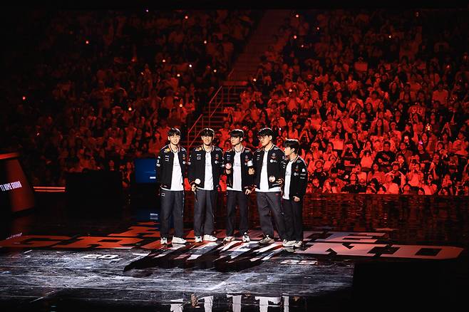 T1 선수단이 홈그라운드 경기 후 팬들에게 인사를 하고 있다. 사진 | T1