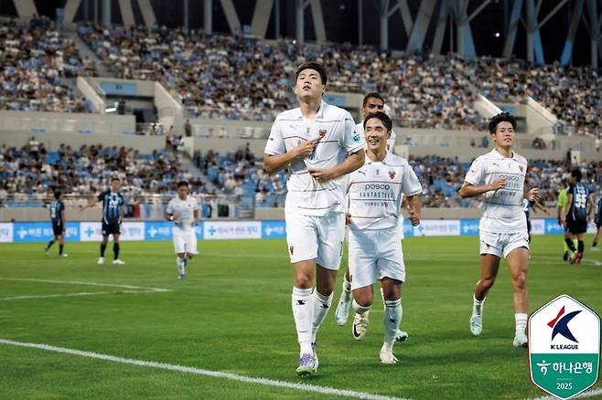 포항 이호재(가운데)가 27일 대구전에서 선제골을 넣고 기뻐하고 있다. 사진 | 한국프로축구연맹