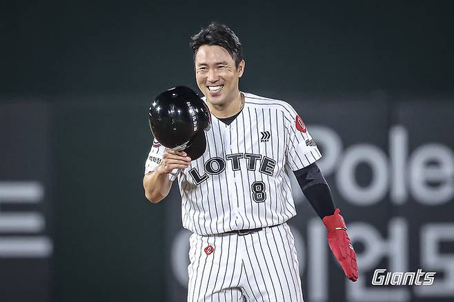 전준우가 2루에서 웃어 보이고 있다. 사진 | 롯데 자이언츠