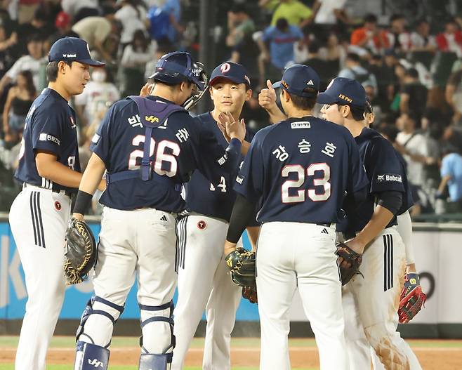 두산 선수들이 부산 사직야구장에서 열린 2025 KBO리그 롯데전에서 9-0으로 완승을 한 뒤 승리의 기쁨을 나누고 있다. 사진 | 연합뉴스