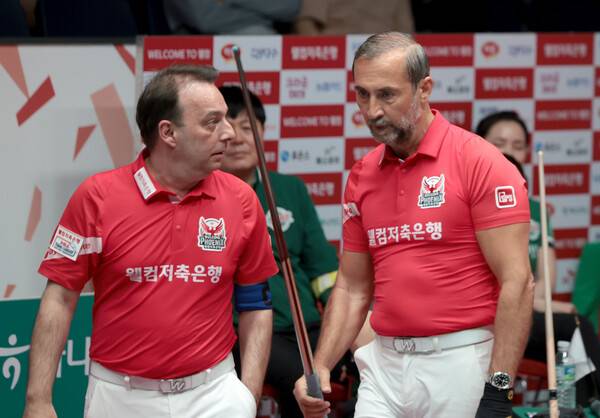 26일 경기도 고양시 고양 킨텍스 PBA 스타디움에서 열린 '웰컴저축은행 PBA 팀리그 2025-2026' 1라운드 5일차서 웰컴저축은행 다니엘 산체스와 세미 사이그너. /사진=PBA
