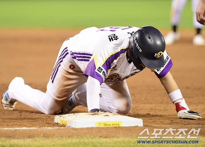 26일 잠실구장에서 열린 두산과 LG의 경기. 8회말 1사 1루. 13번의 1루 견제를 당한 두산 조수행. 잠실=송정헌 기자songs@sportschosun.com/2025.07.26/