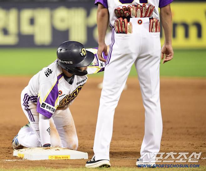 무한 1루 견제에 타임을 요청하는 두산 조수행.