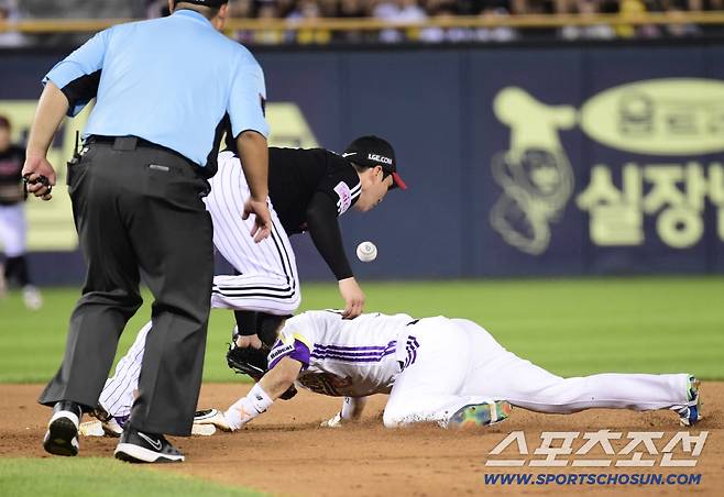 2루 도루를 성공시킨 두산 조수행.