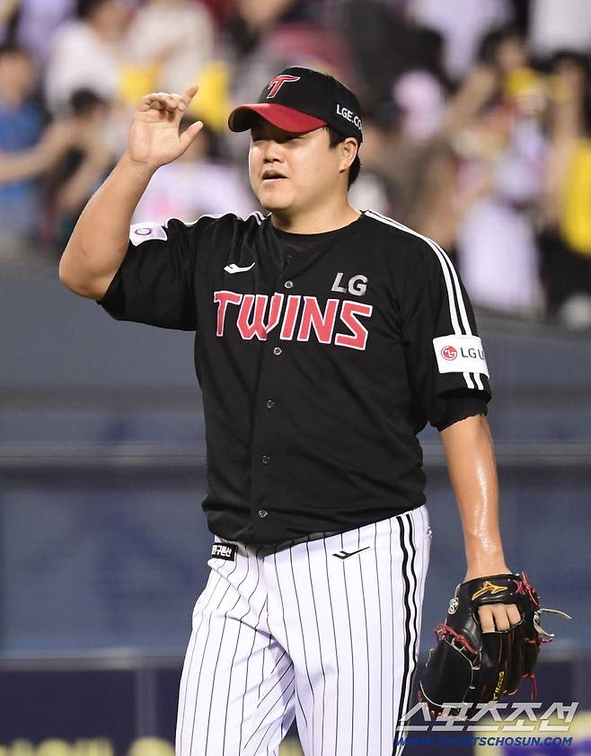 26일 잠실구장에서 열린 두산과 LG의 경기. LG가 두산에 승리하며 6연승을 기록했다. 경기 종료 후 승리의 기쁨을 나누고 있는 LG 장현식. 잠실=송정헌 기자songs@sportschosun.com/2025.07.26/