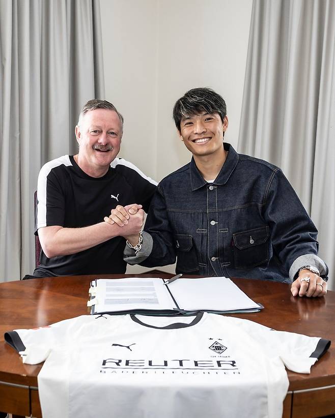 독일 분데스리가 전통명가 보루시아묀헨글라트바흐 입단 계약서에 서명한 일본 국가대표 스트라이커 마치노 슈토. 출처=보루시아묀헨글라트바흐 SNS 캡쳐