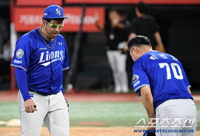 박진만 감독이 폭염 속 완봉승을 거둔 후라도를 향해 모자까지 벗고 고마운 마음을 전했다. 수원=박재만 기자 pjm@sportschosun.com