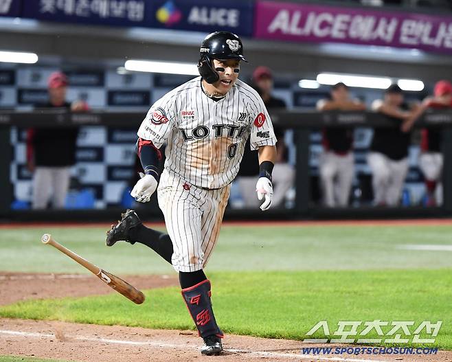 4타수 2안타 1볼넷 2득점의 맹활약을 펼친 황성빈