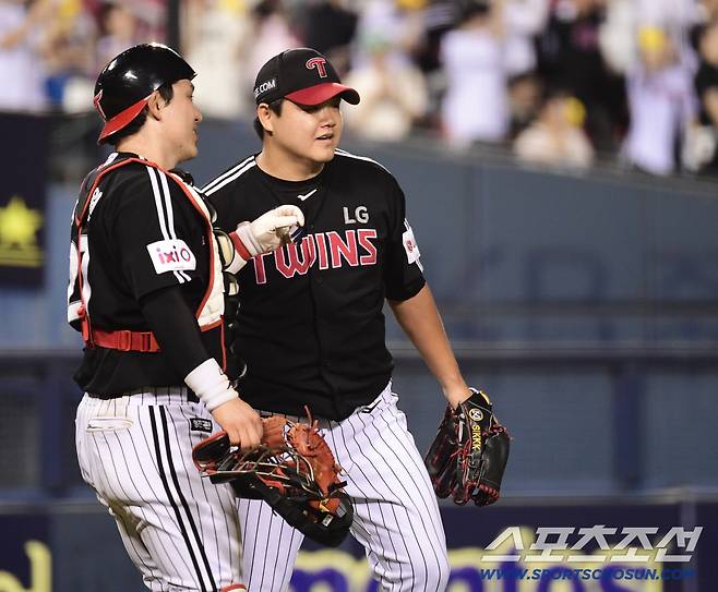 26일 잠실구장에서 열린 두산과 LG의 경기. LG가 두산에 승리하며 6연승을 기록했다. 경기 종료 후 승리의 기쁨을 나누고 있는 LG 박동원, 장현식. 잠실=송정헌 기자songs@sportschosun.com/2025.07.26/
