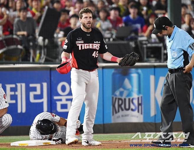 26일 부산 사직구장에서 열린 KIA와 롯데의 경기. 6회말 무사 1루 고승민의 번트 안타 때 황성빈이 3루까지 진루하는 과정에서 심판이 위즈덤의 주루방해를 선언했다. 위즈덤이 격렬하게 항의하고 있다. 부산=정재근 기자 cjg@sportschosun.com/2025.7.26/