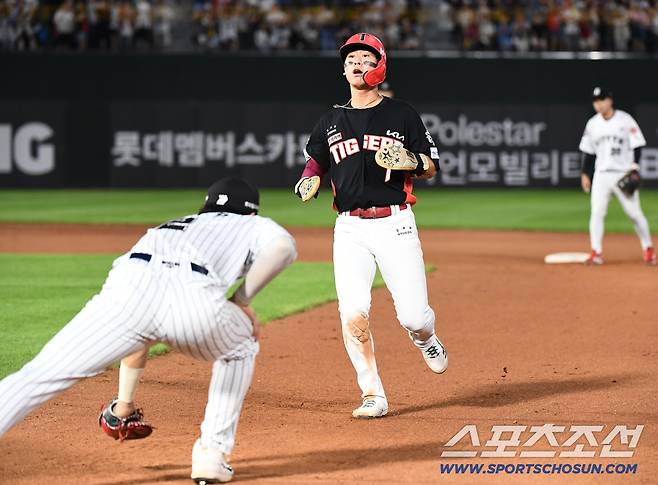 26일 부산 사직구장에서 열린 KIA와 롯데의 경기. 9회초 무사 1루 위즈덤의 뜬공을 황성빈이 달려와 잡은 후 1루로 송구해 박찬호를 아웃시키고 있다. 부산=정재근 기자 cjg@sportschosun.com/2025.7.26/