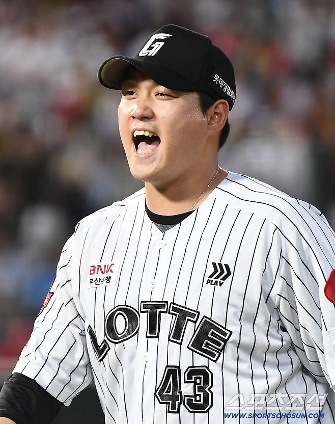 27일 부산 사직구장에서 열린 KIA와 롯데의 경기. 5회초 1사 1루 나균안이 고종욱을 병살타로 잡은 후 환호하고 있다. 부산=정재근 기자 cjg@sportschosun.com/2025.7.27/