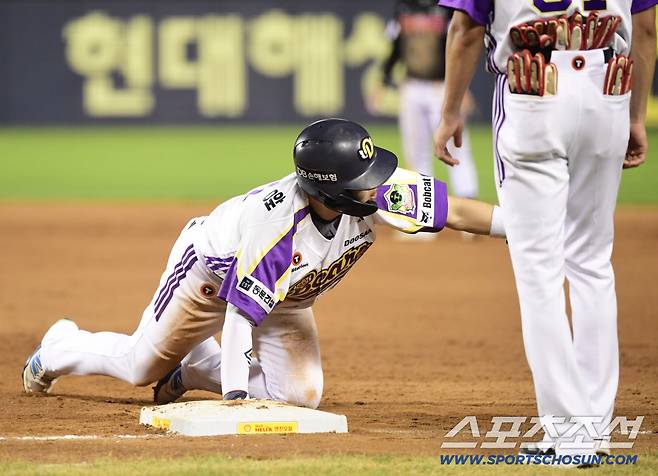 1루 견제에 타임을 요청하는 두산 조수행.