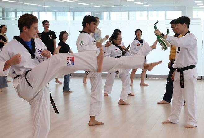 부산 남구 국립부경대학교 대연캠퍼스에서 부경국제계절학기(PKNU-ISS)에 참가한 외국인 대학생들이 '기초 태권도'를 배우고 있다. 연합뉴스
