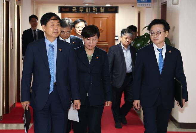 Deputy Prime Minister and Finance Minister Koo Yoon-cheol (from left), Foreign Minister Cho Hyun, Agriculture Minister Song Mi-ryung, and Industry Minister Kim Jung-kwan attend the ministerial meeting on foreign economic affairs at the government complex in Seoul on July 22, 2025. /News1