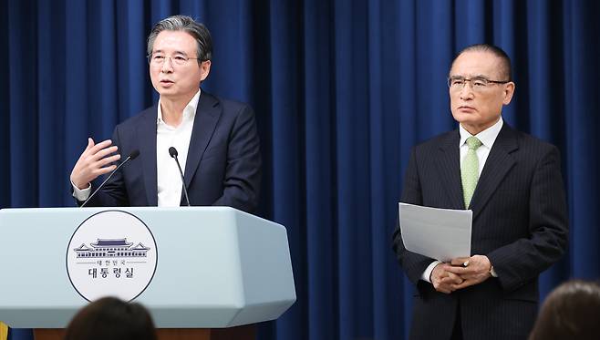 Presidential Policy Chief Kim Yong-beom (left) and National Security Adviser Wi Sung-lac hold a briefing on the trade strategy meeting chaired by the Chief of Staff at the presidential office building in Seoul on July 25, 2025. /News1