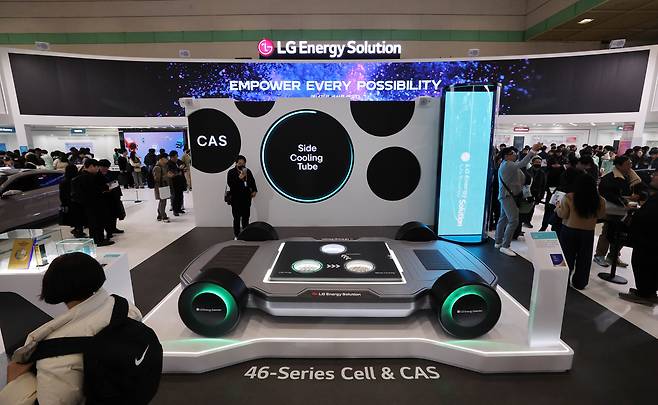 올해 3월 서울 강남구 코엑스에서 개막한 ‘인터배터리 2025’ LG에너지솔루션 부스가 관람객으로 붐비고 있다. /뉴스1
