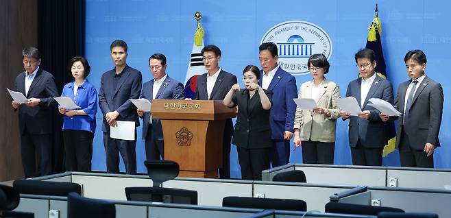 국회 농림축산식품해양수산위원회 어기구 위원장, 이원택 간사를 비롯한 더불어민주당 의원들이 15일 서울 여의도 국회 소통관에서 미국과의 관세협상 관련 정부를 향해 우리 농업을 지키겠다는 입장을 분명히 밝혀야 한다며 공동성명서를 발표하고 있다. /뉴스1