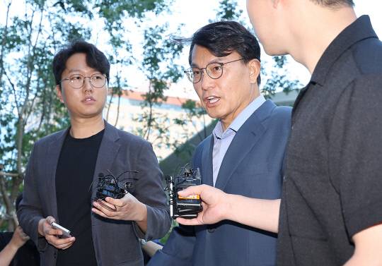 윤상현 국민의힘 의원이 27일 서울 종로구 KT광화문빌딩 웨스트 김건희 특검 사무실로 향하며 취재진 질문에 답하고 있다. 연합뉴스