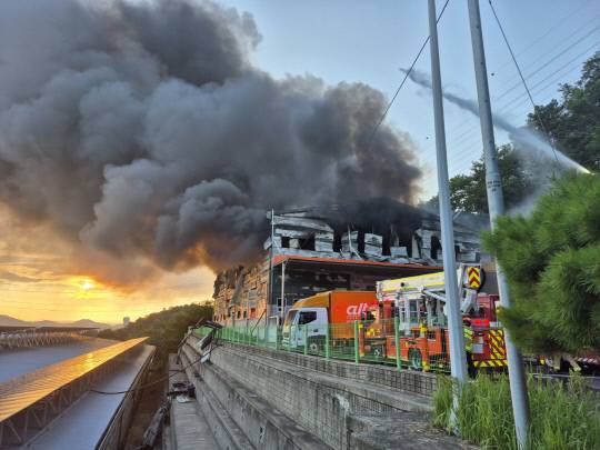 부강면 창고화재 모습. 세종소방본부 제공