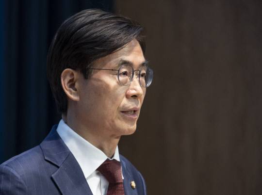 국민의힘 당 대표 선거 출마 선언을 한 조경태 의원이 27일 국회에서 당내 '혁신 세력' 후보 단일화를 촉구하는 기자회견을 하고 있다. 연합뉴스