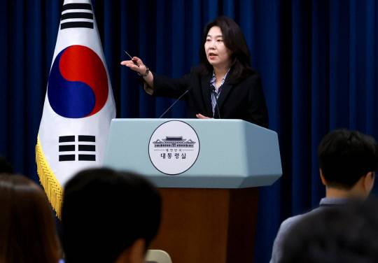 강유정 대통령실 대변인이 27일 서울 용산 대통령실 청사에서 현안 브리핑을 마친 뒤 취재진 질문을 받고 있다. 연합뉴스