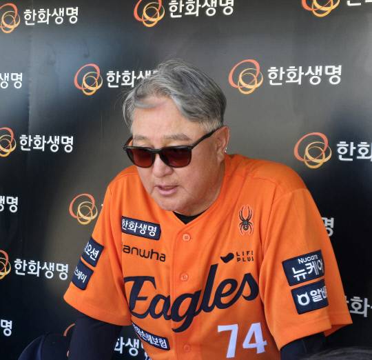 김경문 한화이글스 감독이 27일 2025 신한 SOL Bank KBO리그 한화이글스와 SSG랜더스의 주말 3연전 마지막 경기를 앞두고 취재진과 인터뷰 하고 있다. 이성현 기자