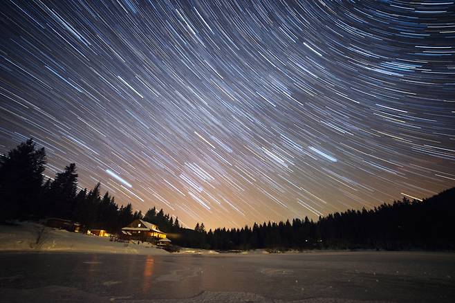 7~8월 지구 자전 속도가 예년보다 빨라져 하루가 1밀리초 이상 짧아졌고, 이로 인해 기존에 ‘더하기’만 있던 윤초 도입 방식에 변화 가능성이 제기됐다. (사진=게티이미지)