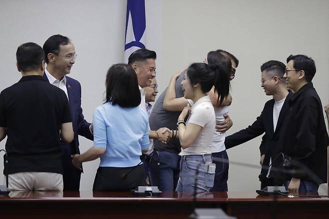 26일 대만 타이베이에서 제1야당 국민당 소속 의원들과 당 관계자들이 기자회견을 가진 뒤 환호하고 있다. 최근 대만 시민단체들은 반중 성향인 집권 민주진보당(민진당)의 지지 속에 친중 성향의 국민당 소속 의원 24명에 대해 파면 투표를 추진했으나 모두 부결됐다. 라이칭더 대만 총통의 리더십에 적잖은 타격을 줄 것이란 전망이 나온다. 타이베이=AP 뉴시스