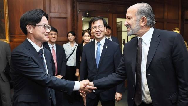 김정관 산업통상자원부 장관, 미국 워싱턴 DC 상무부 회의실에서 하워드 러트닉 상무부 장관과 면담. 연합뉴스 제공