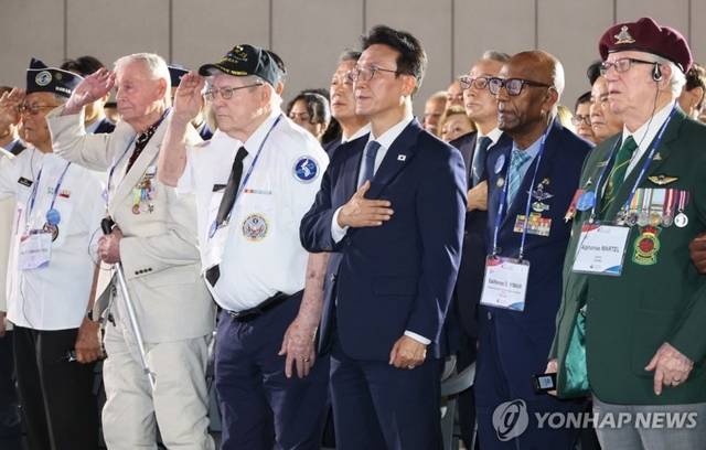 김민석 국무총리가 27일 경기도 고양시 킨텍스에서 열린 유엔군 참전의 날 기념식에서 국기에 경례하고 있다. [연합뉴스]