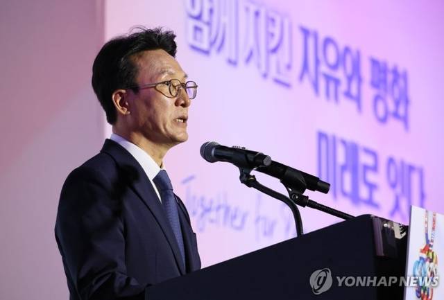 김민석 국무총리가 27일 경기도 고양시 킨텍스에서 열린 유엔군 참전의 날 기념식에서 기념사를 하고 있다. [연합뉴스]