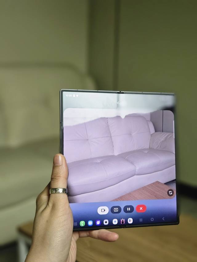 ‘갤럭시Z폴드7’의 ‘제미나이 라이브’에서 휴게실에 어울리는 인테리어 조언을 받는 모습. 김나인 기자