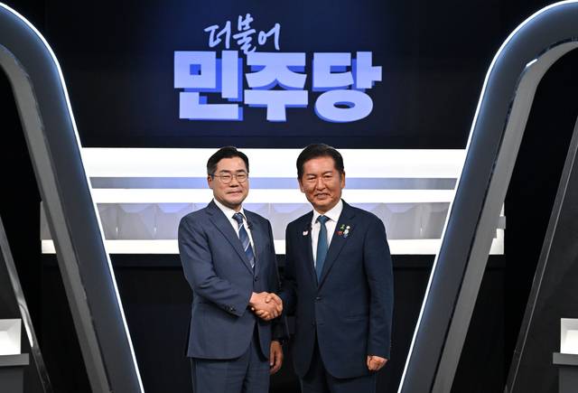 더불어민주당 대표 선거에 출마한 정청래(오른쪽)·박찬대 의원이 27일 오후 서울 영등포구 여의도 KBS 신관 공개홀에서 2차 TV 토론회 시작 전 악수를 하고 있다. [국회사진기자단]