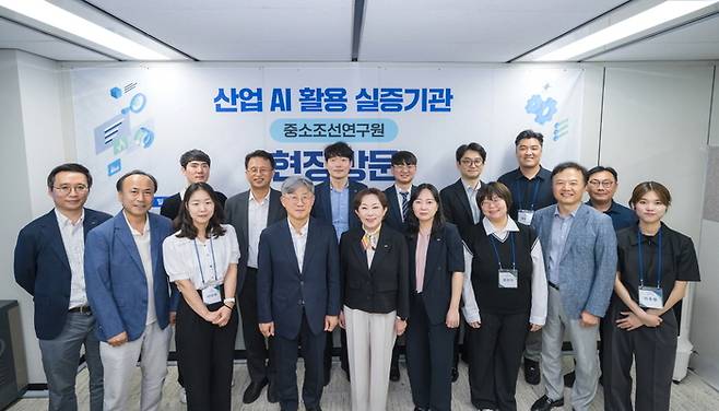 KIAT-중소조선연구원 현장 간담회 참석자들이 기념촬영사진을 찍고 있다. (앞줄 오른쪽 5번째부터)민병주 KIAT 원장, 이한성 중소조선연구원 총괄본부장.