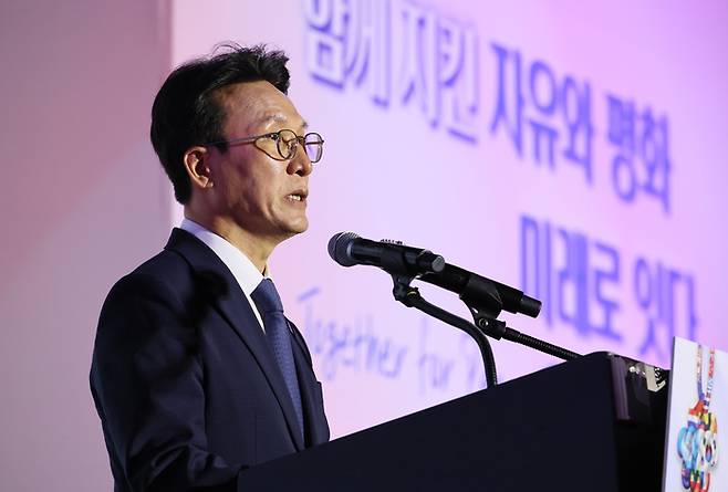 김민석 국무총리가 27일 경기도 고양시 킨텍스에서 열린 유엔군 참전의 날 기념식에서 기념사를 하고 있다. 연합뉴스.