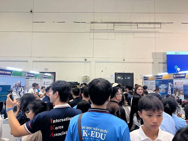26일 베트남 하노이시 꺼우저이 체육관에서 개최된 '2025 베트남 하노이 한국유학박람회'의 전경. 이날 1만명 이상의 방문객이 찾아 북새통을 이뤘다. 사진=김준석 특파원
