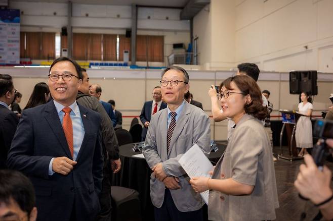 26일 베트남 하노이시 꺼우저이 체육관에서 개최된 '2025 베트남 하노이 한국유학박람회'에 참석한 최영삼 주베트남 한국대사(가장 왼쪽)와 김현동 하노이한국교육원 원장(가운데)이 부스를 둘러보고 있다. 사진=김준석 특파원