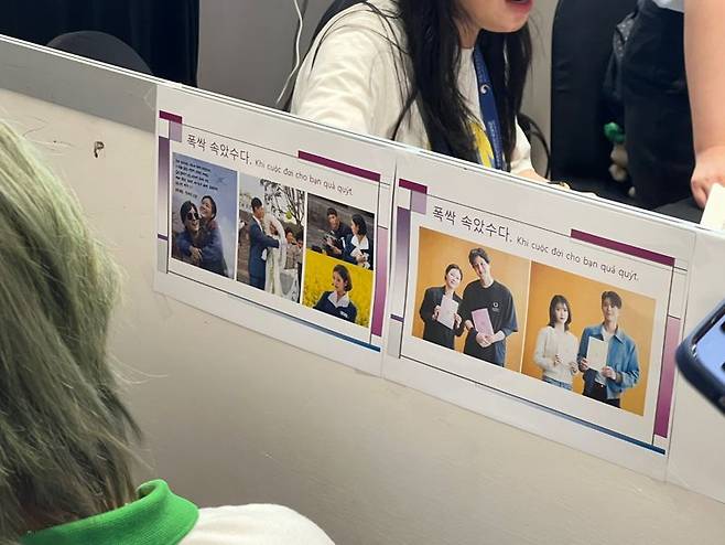 26일 베트남 하노이시 꺼우저이 체육관에서 개최된 '2025 베트남 하노이 한국유학박람회'에 참여한 제주대학교가 넷플릭스 시리즈 '폭싹 속았수다'를 이용해 학교를 홍보하고 있다. 사진=김준석 특파원