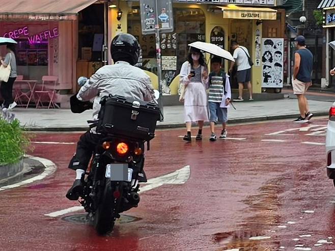 지난 15일 오후 서울 마포구 홍대 레드로드에서 오토바이 운전자가 진입 금지 구역으로 주행하고 있다. 사진=서지윤 기자