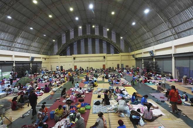 태국과 캄보디아군이 양국 국경에서 충돌을 벌이는 가운데 25일(현지 시간) 태국 수린주에서 집을 떠난 주민들이 비상대피소에 모여 생활하고 있다. AP뉴시스