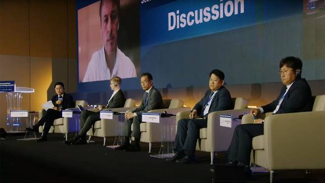 지난 3일 부산항국제전시컨벤션센터에서 열린 '2025 스마트항만 기술산업 국제포럼'에서 참여 패널들이 토론을 하고 있다. 한국해양수산개발원 제공