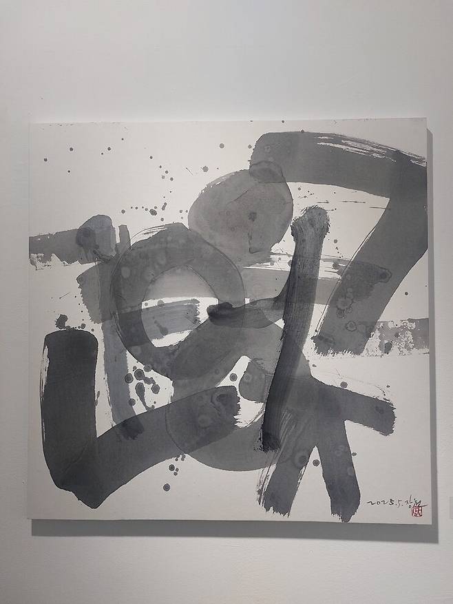 한글창제 원리를 조형적 이미지로 나타낸 김성태 작가의 신작 ‘한글의 씨알’. 노형석 기자