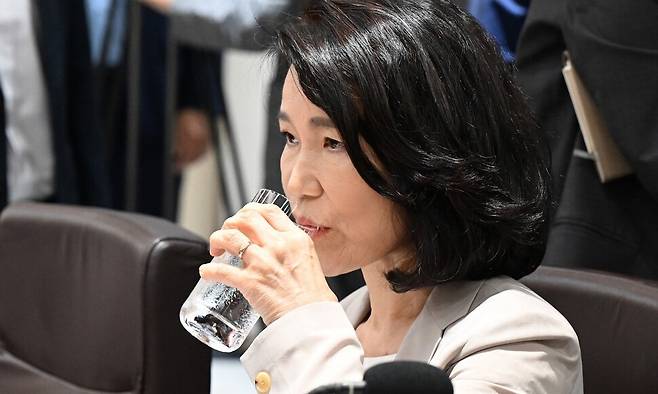 이진숙 방송통신위원장이 7월8일 서울 용산 대통령실에서 열린 국무회의에 참석해 물을 마시고 있다. 공동취재사진