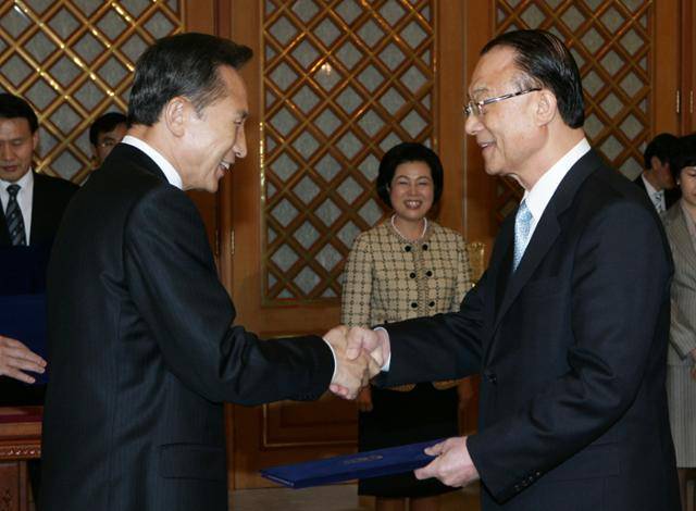 2008년 3월 26일 이명박(앞줄 왼쪽) 당시 대통령이 청와대에서 최시중(오른쪽) 방송통신위원장에게 임명장을 수여하며 악수하고 있다. 한국일보 자료사진