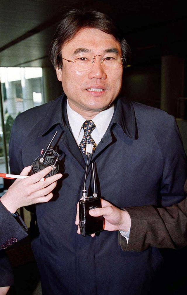 한성기 전 포스데이터 고문이 2000년 12월 11일 서울 서초구 서울지법에서 열린 '총풍 사건' 1심 선고 공판에 앞서 취재진에게 입장을 밝히고 있다. 한국일보 자료사진