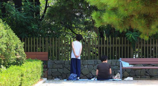 전국 대부분 지역에 폭염경보가 내려진 25일 인천 중구 자유공원에서 시민들이 나무 그늘 아래 더위를 식히고 있다. 연합뉴스