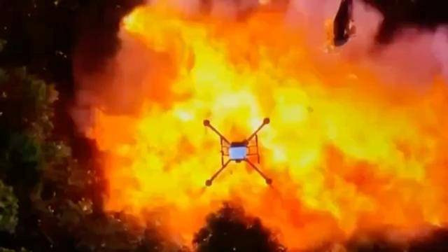 태국 왕립군 소속 무인기(드론)가 25일 국경 지역 프레아 비헤아르주 푸마꿰아 언덕에 위치한 캄보디아 군의 무기 창고를 폭발시키고 있다. 태국 왕립군 제공