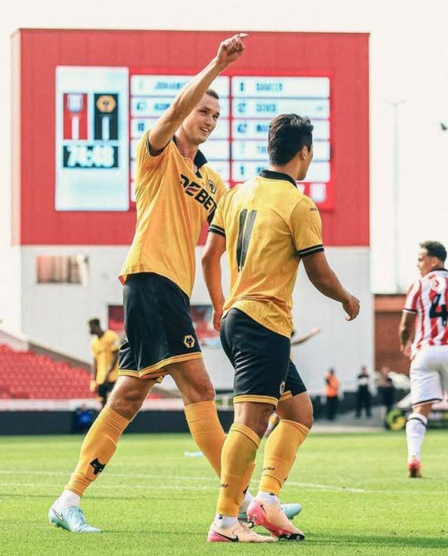 황희찬(오른쪽)이 26일 영국 스토크온트렌트의 베트365 스타디움에서 열린 잉그랜드 2부 리그 스토크시티와 친선경기에서 동점골을 넣고 기뻐하고 있다. 울버햄프턴 인스타그램 캡처 화면